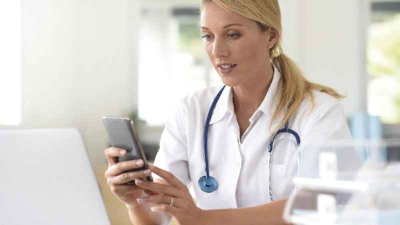Verpleegster met smartphone